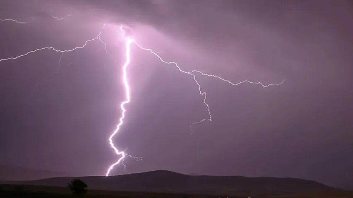 Hindistan’da yıldırım düşmesi sonucu 10 kişi öldü