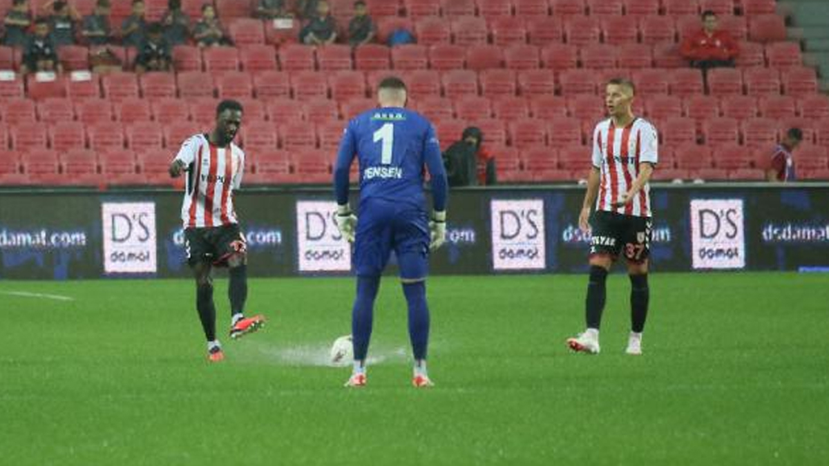 Samsunspor-İstanbulspor maçına yağış engeli