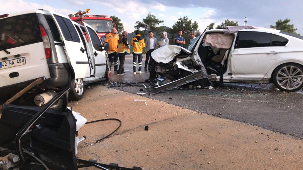 Antalya'da feci kaza: Ölü ve yaralılar var