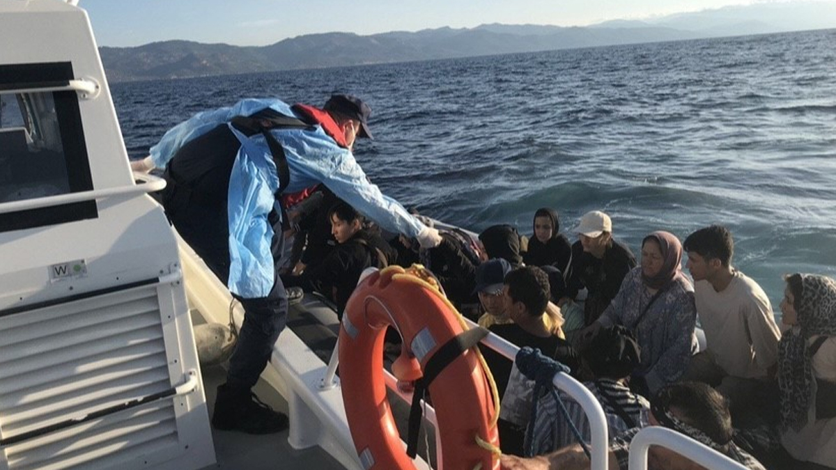 Yunanistan'ın ölüme ittiği 39 kaçak göçmen kurtarıldı
