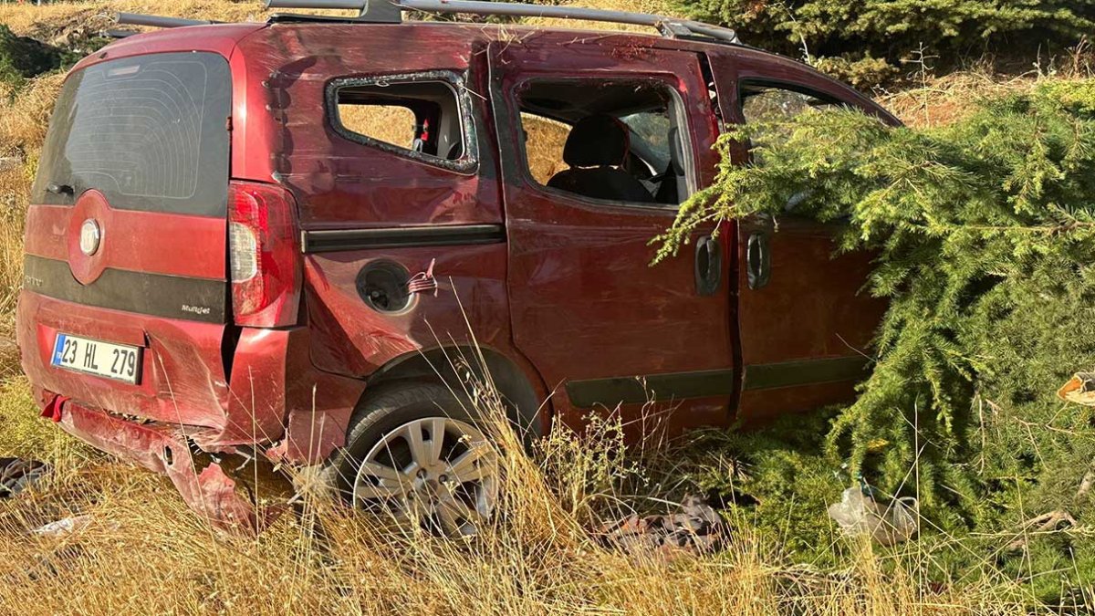 Elazığ’da hafif ticari araç şarampole uçtu: 1 ölü, 4 yaralı