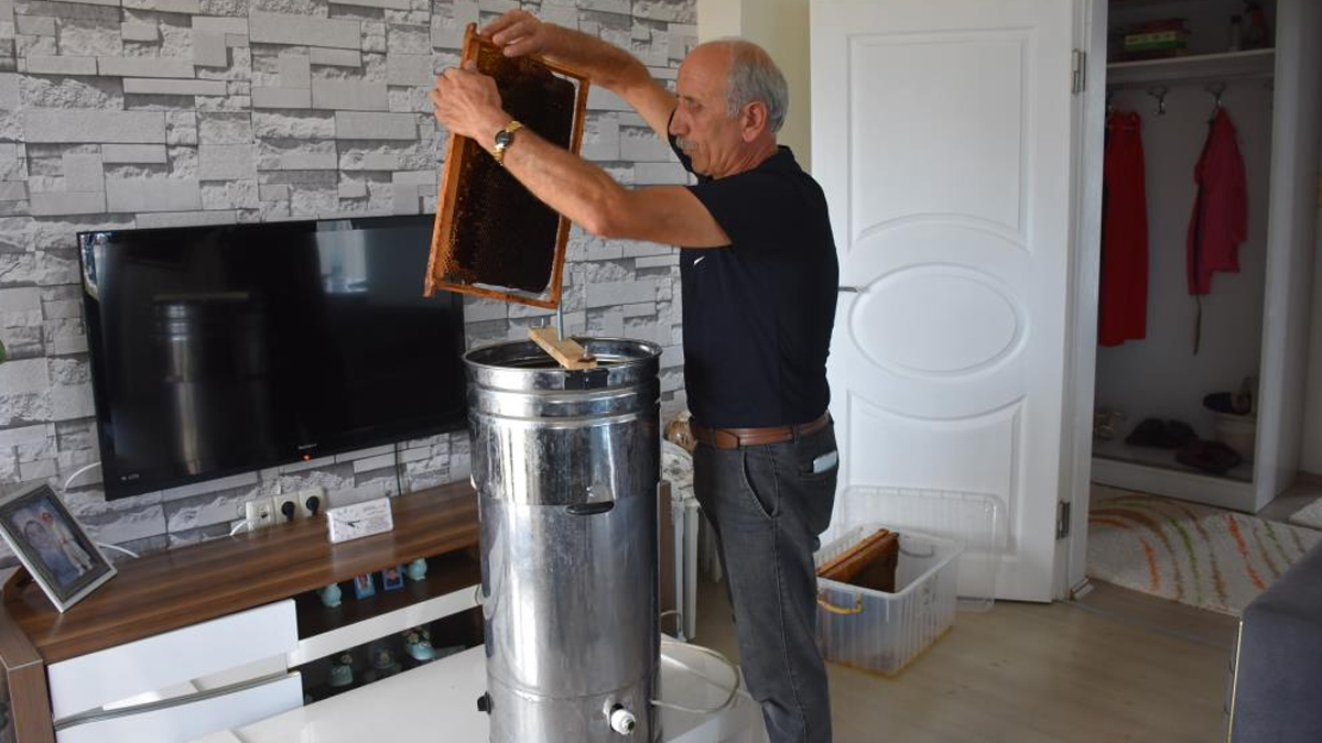 Petekleri süzmek için 'Balsavar' icat etti