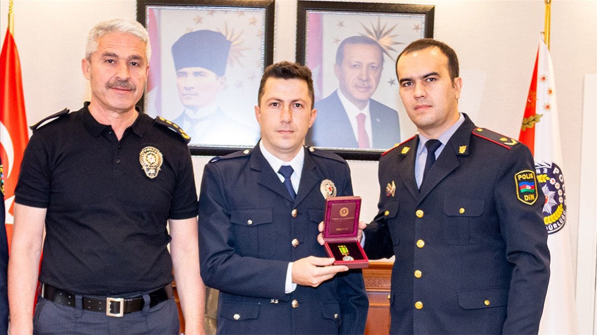 Türkiye-Ermenistan maçında Azerbaycan bayrağına yerden kaldıran Türk polis memuruna madalya