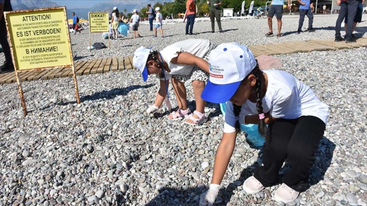 Antalya'da kıyı ve deniz dibi temizliği yapıldı