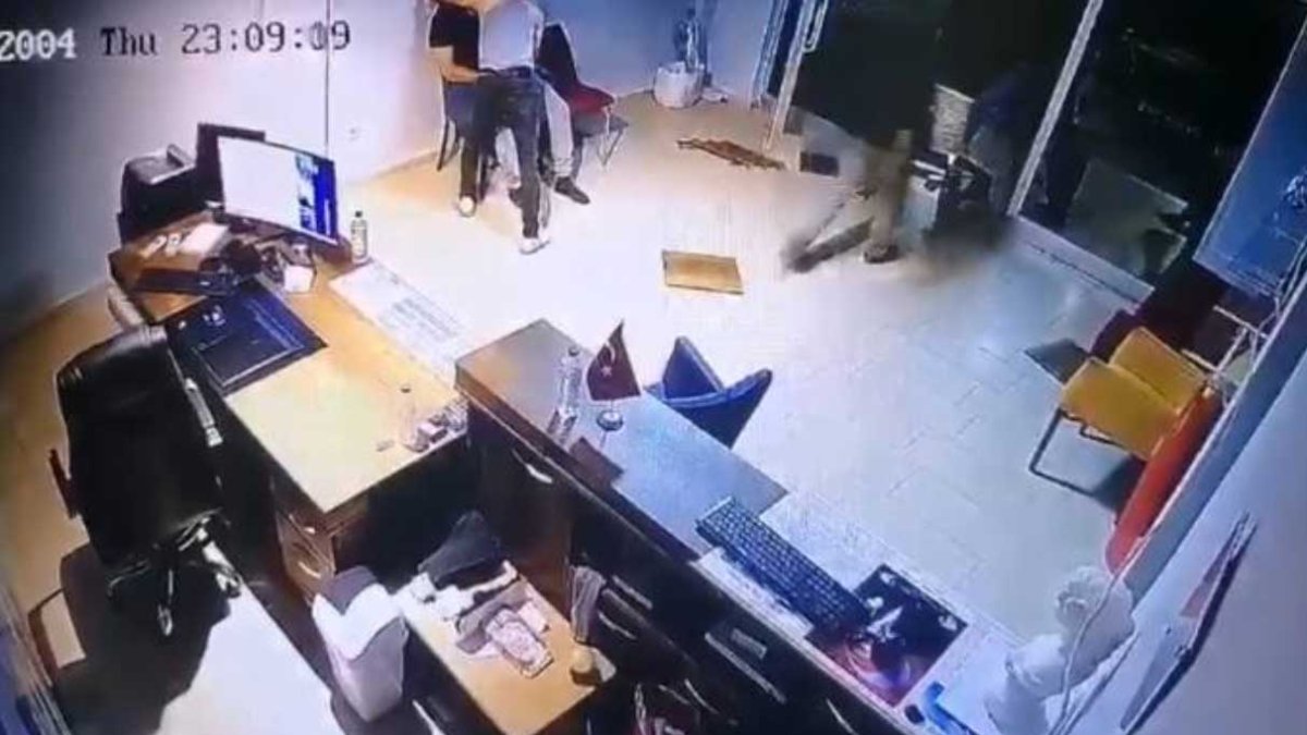 Tartıştığı arkadaşını takip alıp terminalde silahla yaraladı