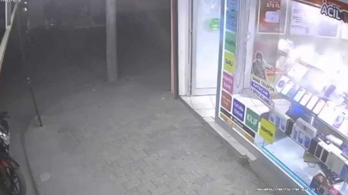 Hasımlarından kaçıp telefoncuya sığındı: Şüphelilerin iş yerini kurşunladı