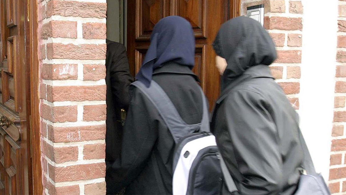 Fransa'da kıyafeti yüzünden derslere alınmayan Müslüman öğrenci, gördüğü ayrımcılığı BM'ye taşıdı