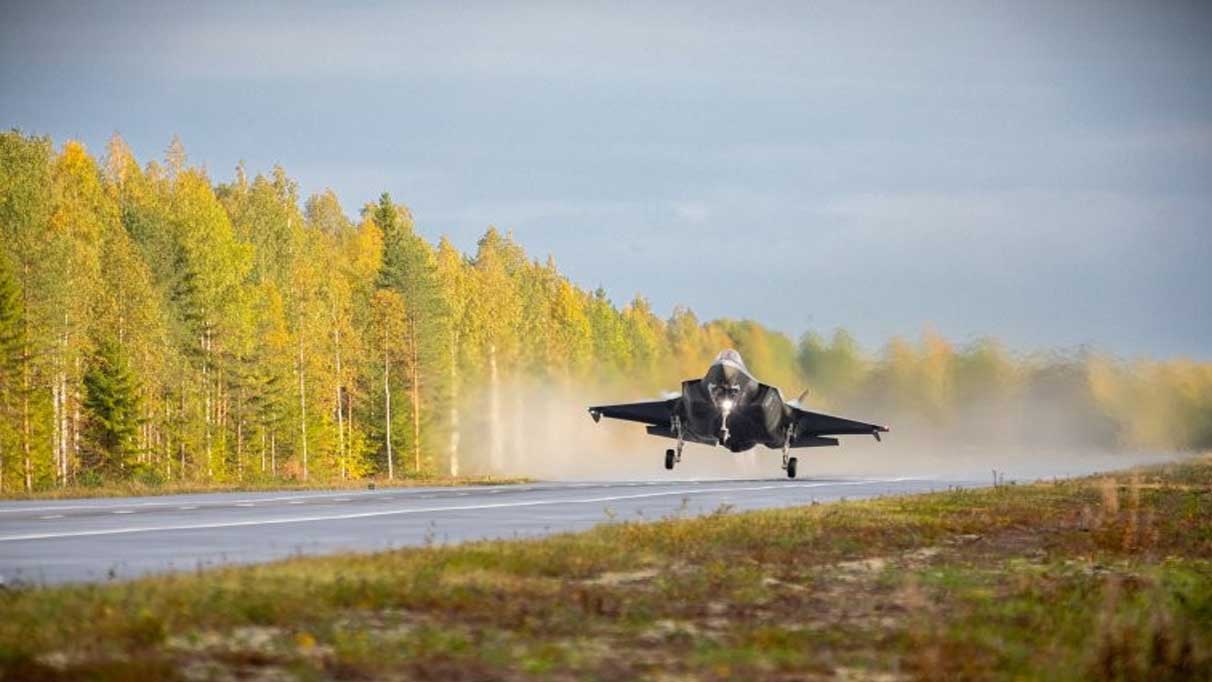 F-35A savaş uçakları ilk kez otoyola iniş yaptı