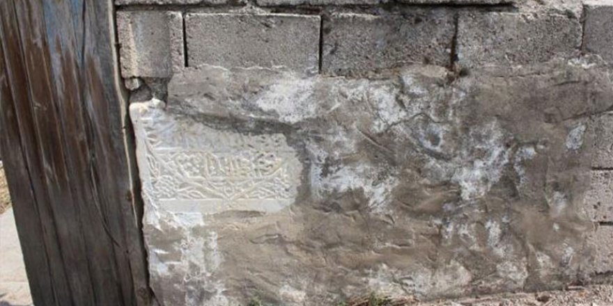 Denizli'de antik eserler, evlere duvar olmuş!