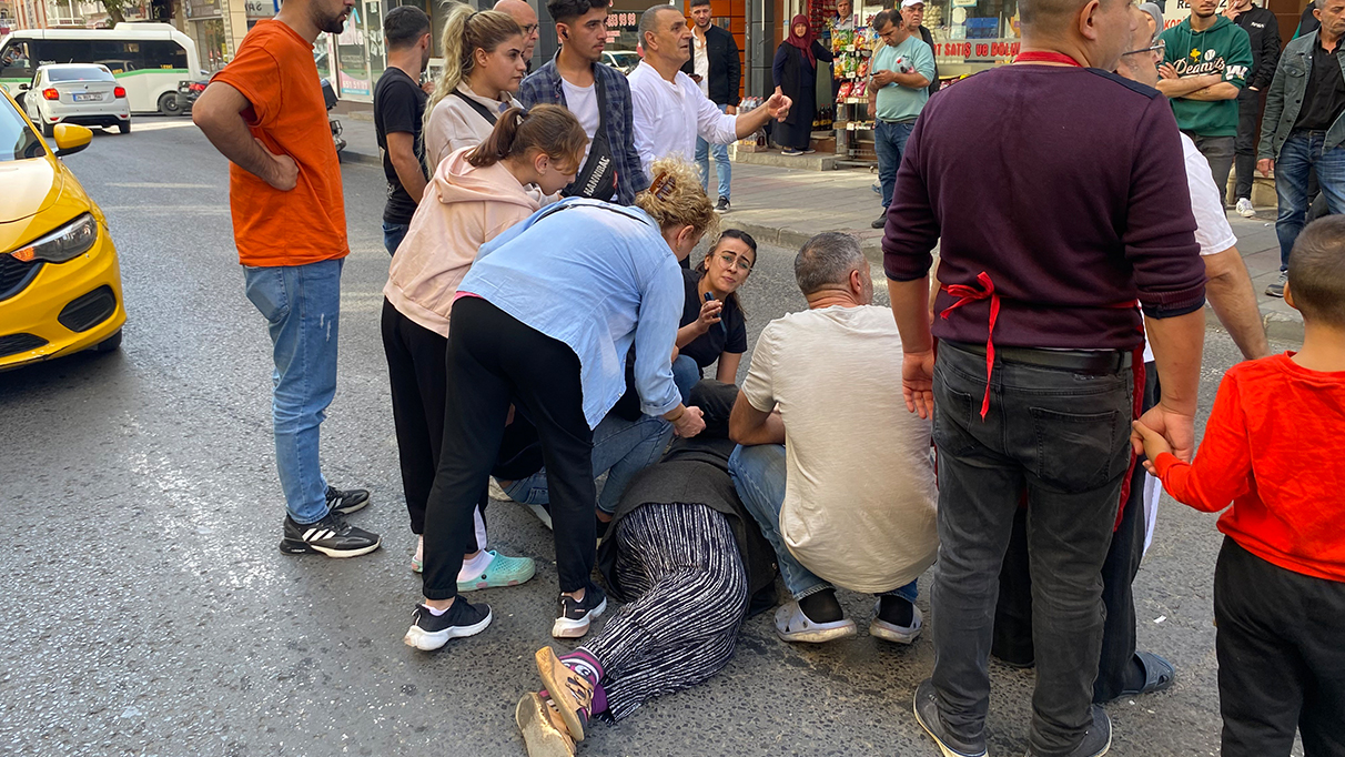 Motosikletin çarptığı kadın yerden kalkamadı: O anlar kamerada