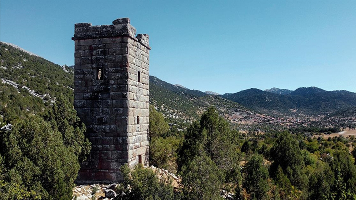 Toros Dağları'ndaki Ceceler Kulesi yıllara meydan okuyor