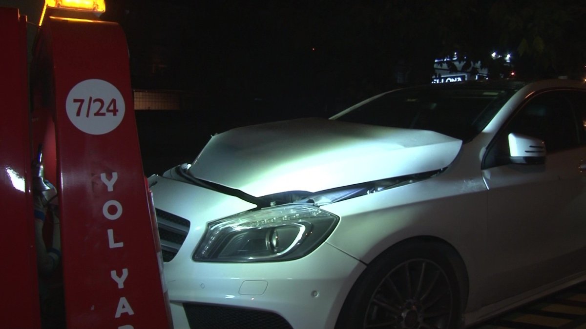 Kartal'da otomobil elektrikli motosiklete çarptı