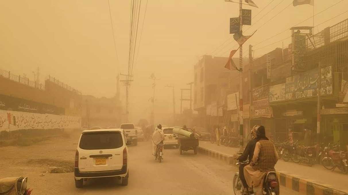 Pakistan’da kum fırtınası: Gökyüzü turuncuya boyandı