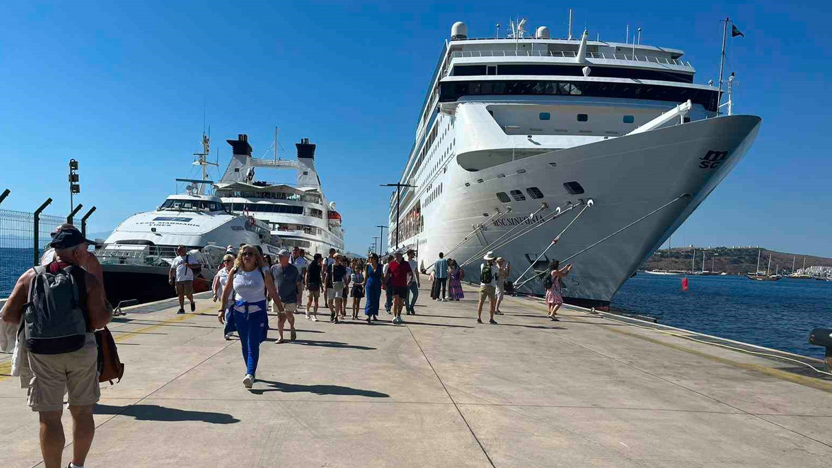 2 gemi ile 2 bin turist geldi