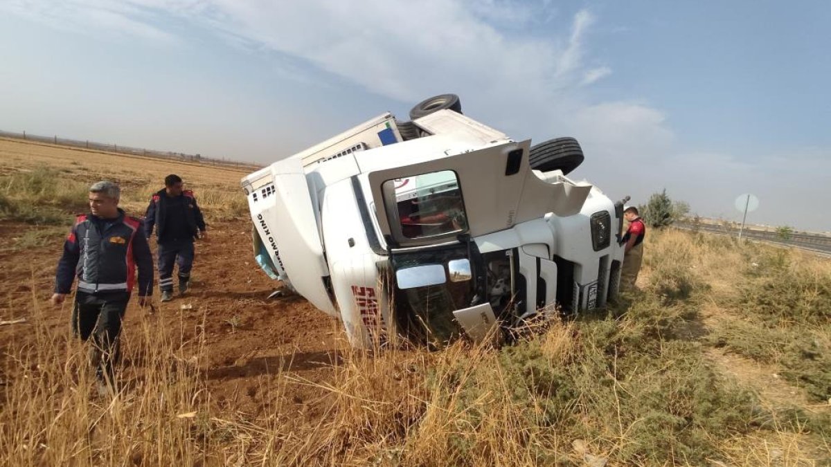 Mardin'de zeytinyağı yüklü TIR devrildi
