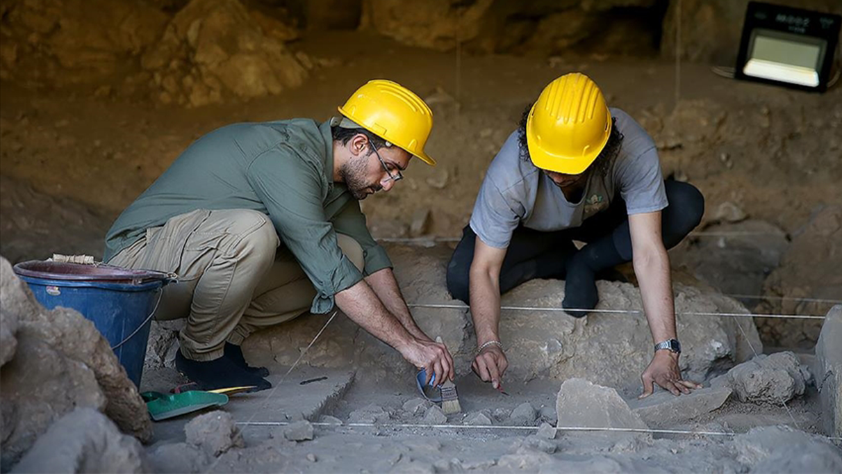 Kahramanmaraş'ta mağara kazısında 12 bin yıllık olduğu düşünülen mezar bulundu