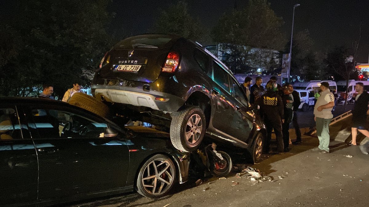 Kırmızı ışıkta bekleyen motosiklete otomobil arkadan çarptı