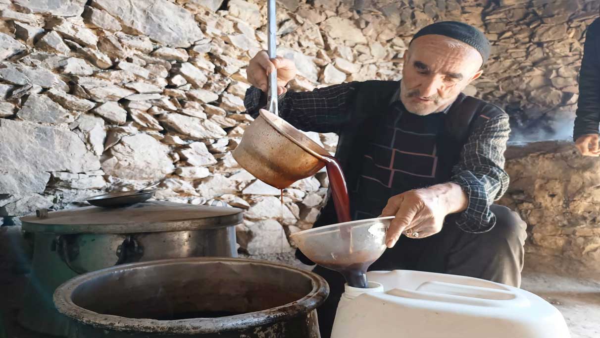 Hizan’da üzüm pekmezinin üretimi devam ediyor