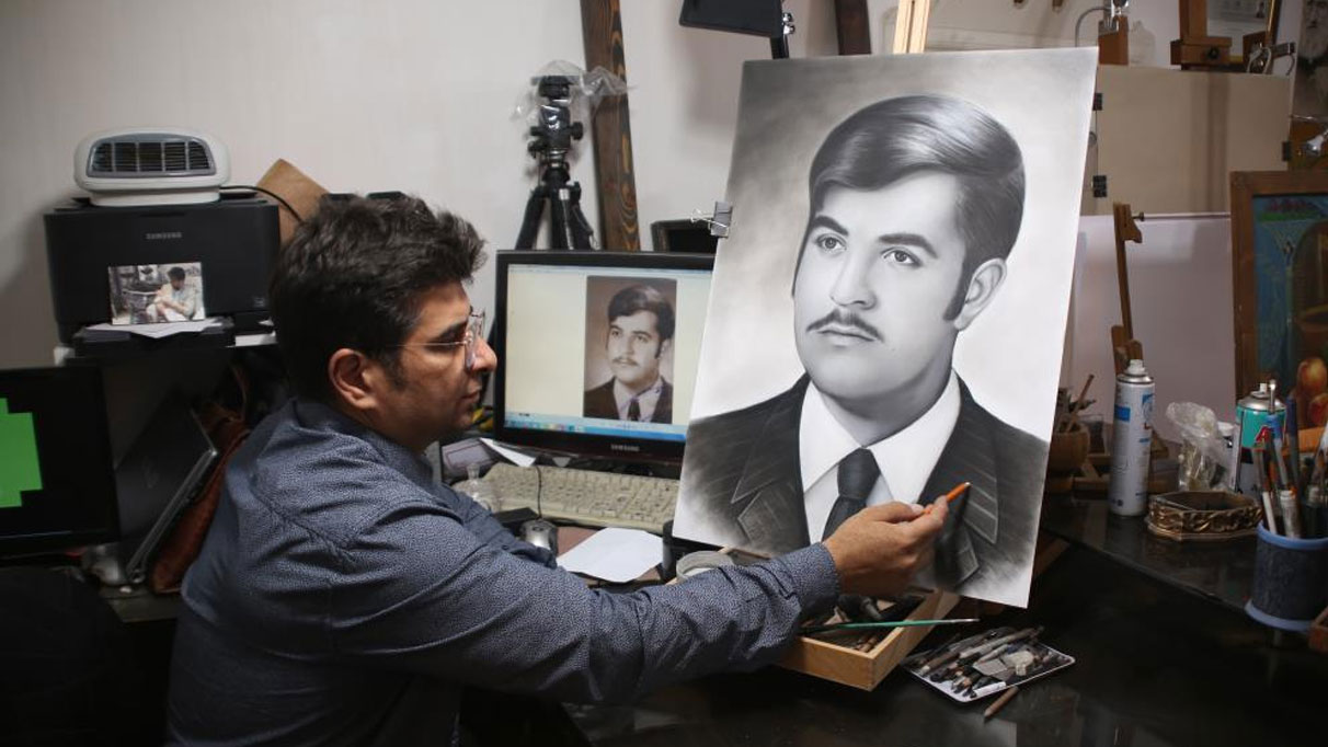 İranlı 2 kardeş 500 yıllık mahallede 3 katlı evi resim müzesine dönüştürdü