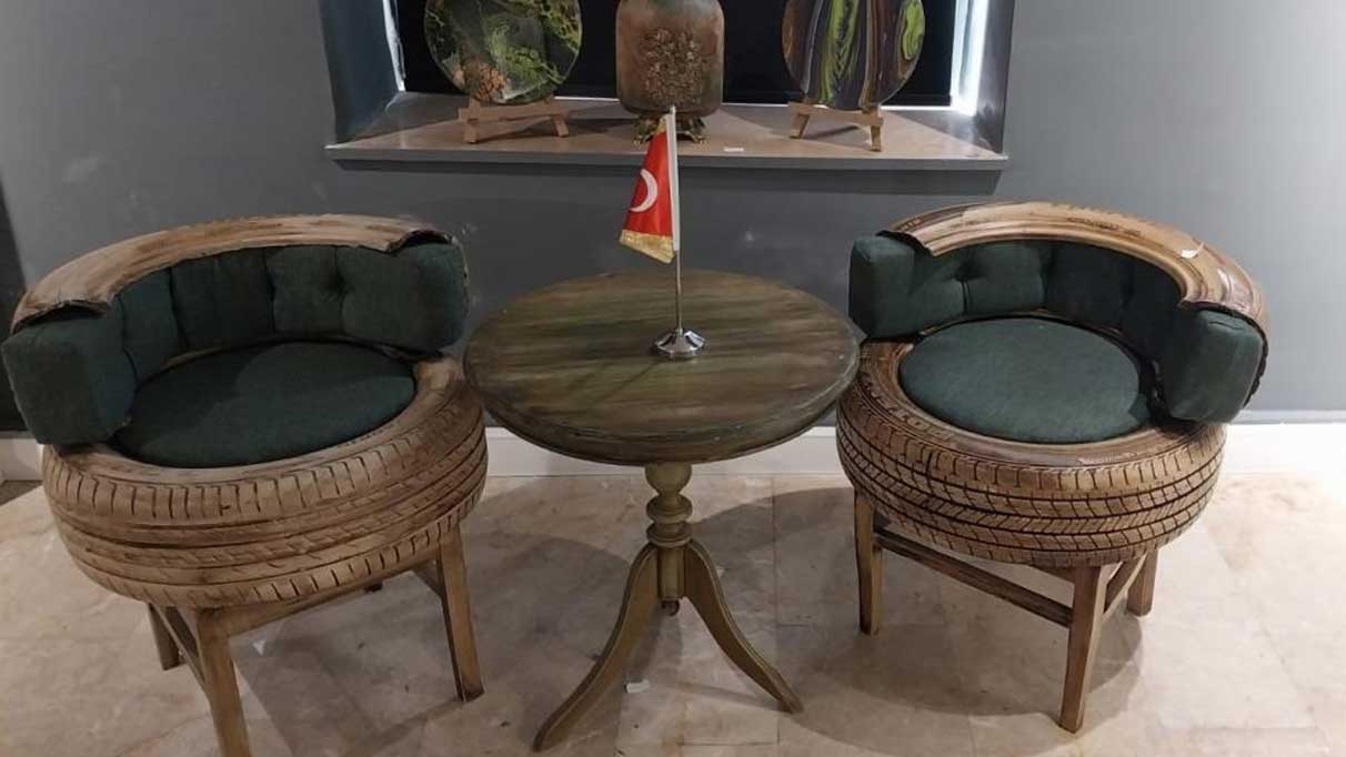 Atık malzemeleri sanat eserine dönüştürdü