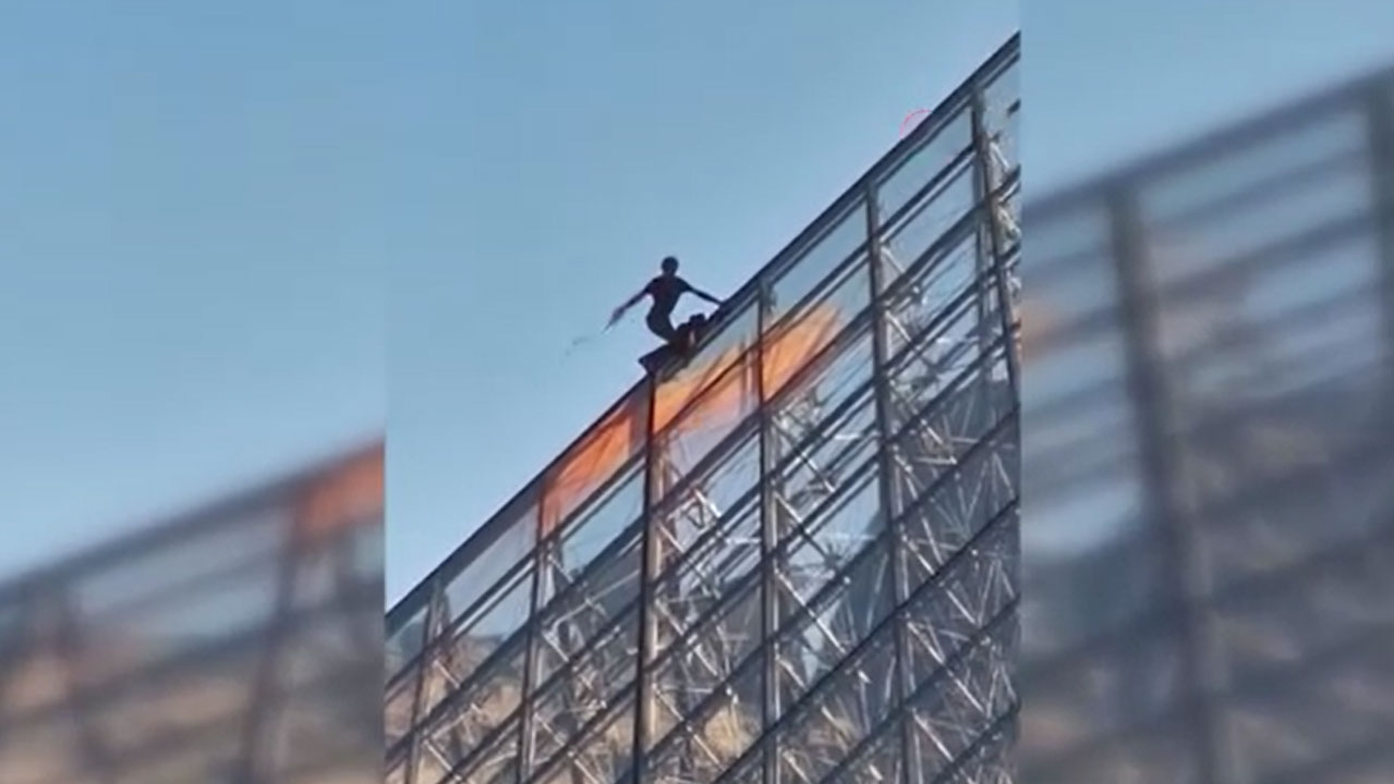 Fransa’da iklim aktivistlerinden Louvre piramidine boyalı saldırı