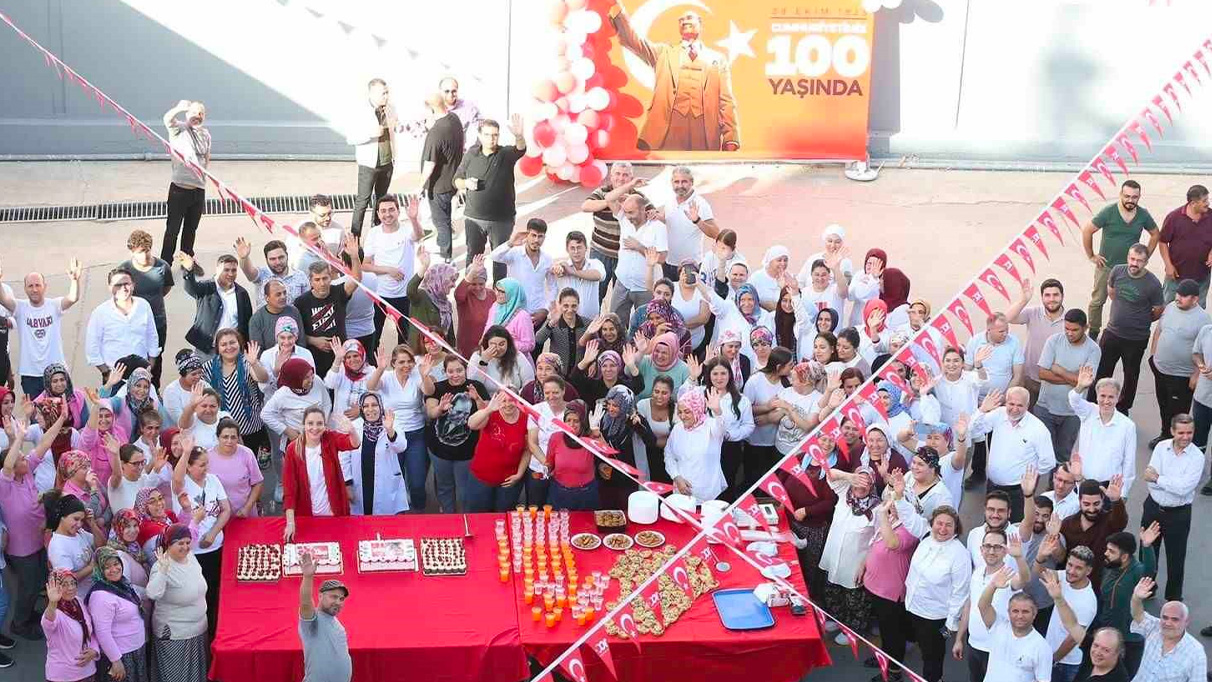 Cumhuriyetin 100. yaşını çalışanlarıyla birlikte kutladı