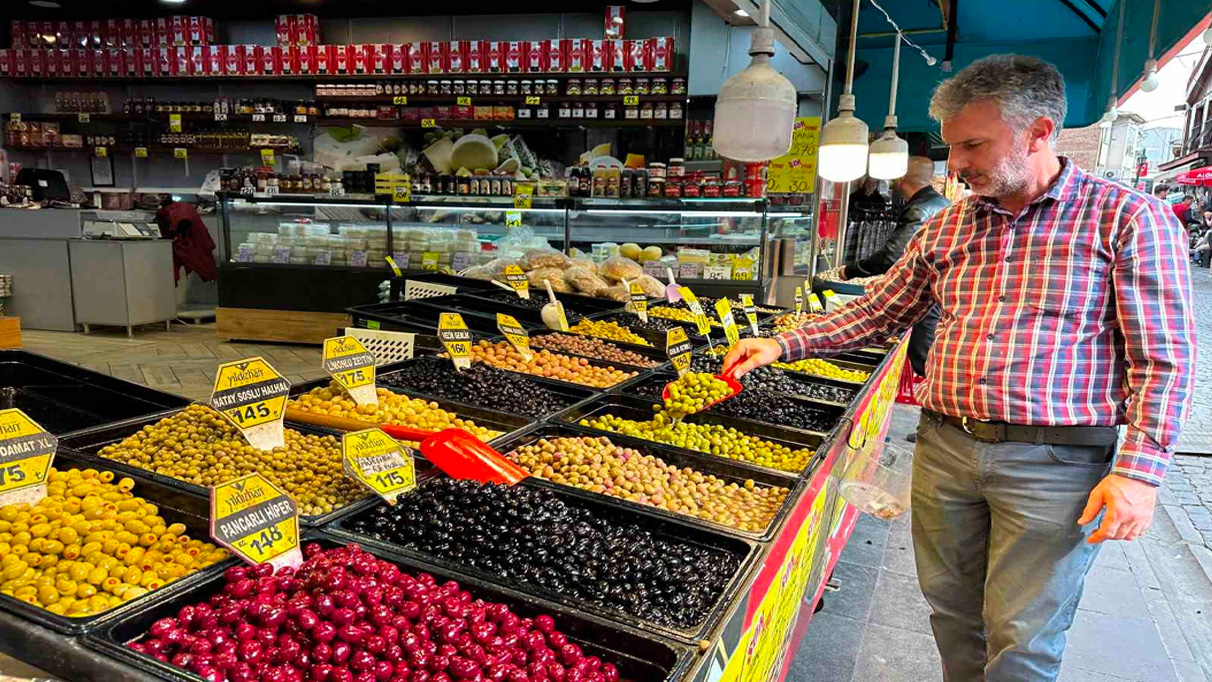 Rengârenk zeytinler tezgâhları süslüyor