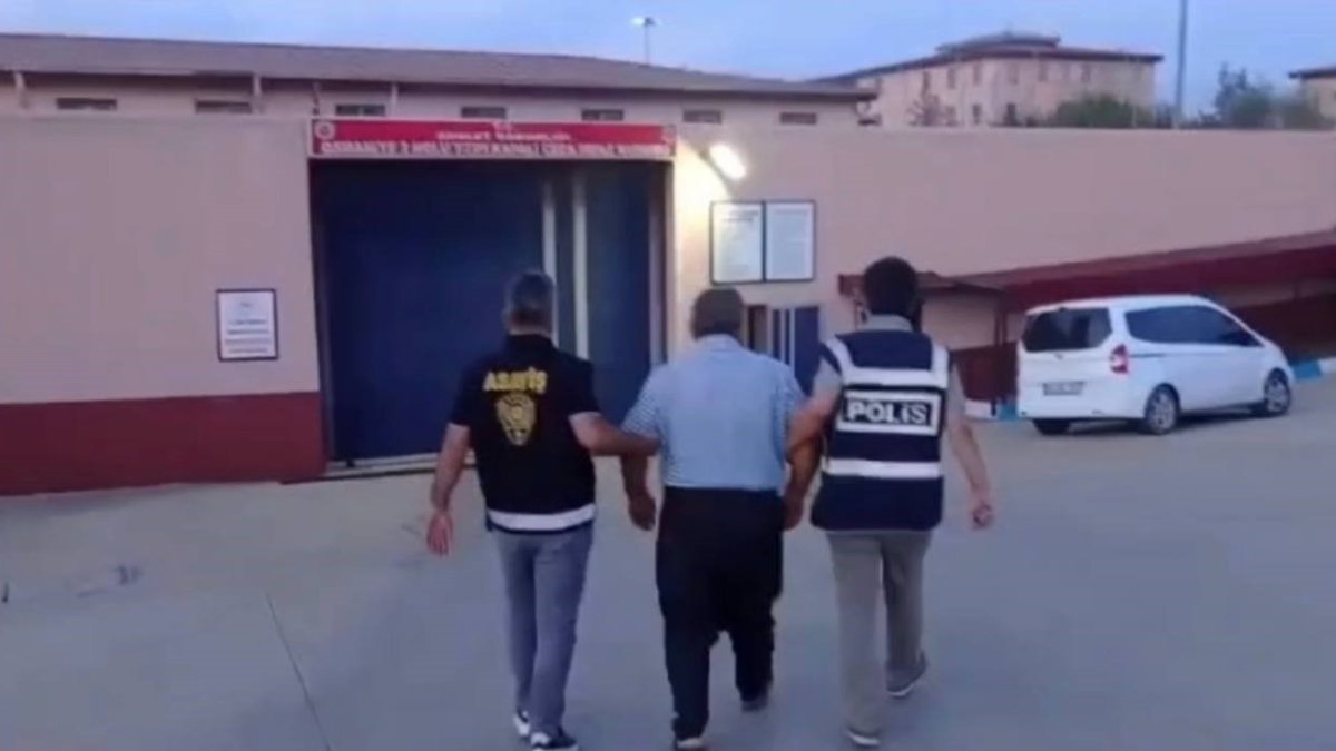 Doğaüstü güçlere sahip olduğunu söyleyerek genç kızları taciz etti