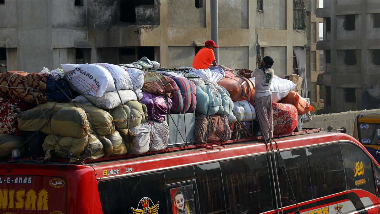 Pakistan’daki binlerce Afgan mülteci ülkesine dönüyor