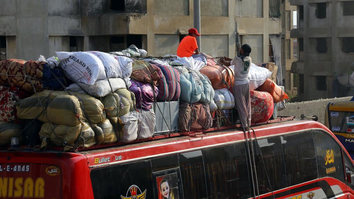 Pakistan’daki binlerce Afgan mülteci ülkesine dönüyor