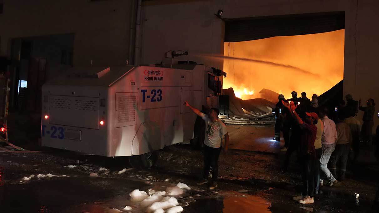 Adana'da sağlık ürünleri üretilen fabrikada çıkan yangın kontrol altına alındı