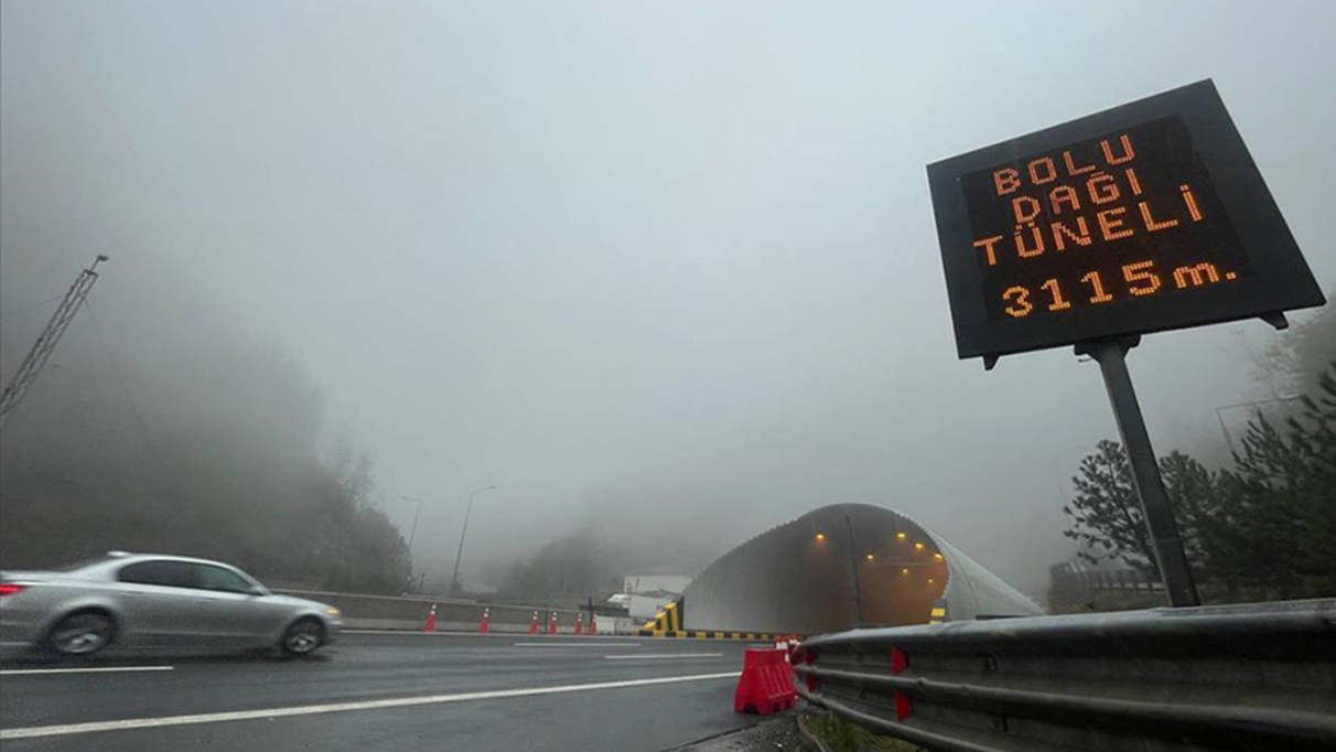 Anadolu Otoyolu'nun Bolu Dağı kesiminde sis ve sağanak etkili oluyor