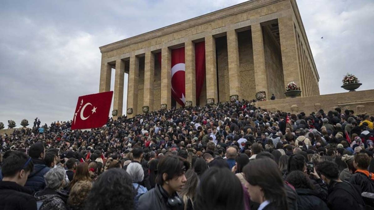 Anıtkabir'de ziyaretçi yoğunluğu