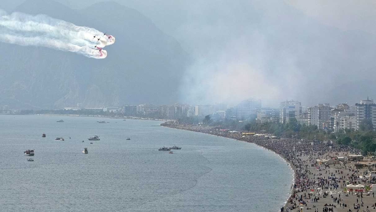 Türk Yıldızları Antalya’yı yaza çevirdi: Binlerce kişi sahili doldurdu