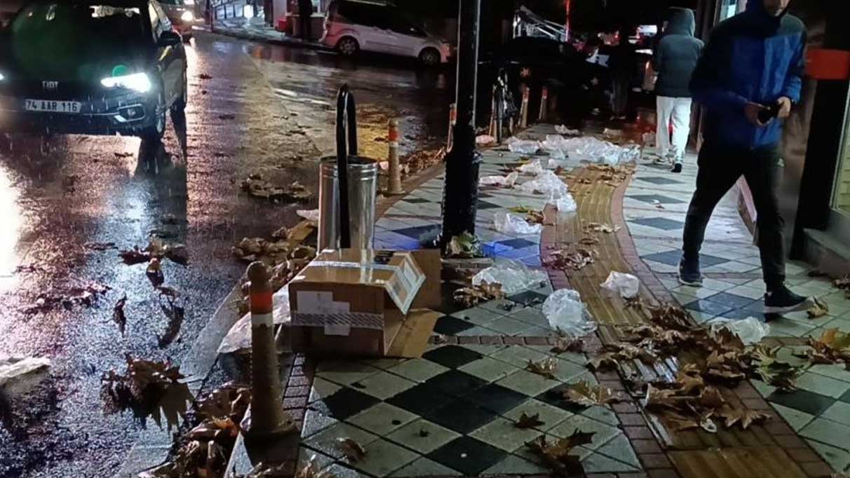 Bartın'da şiddetli rüzgar yolu çöplüğe çevirdi