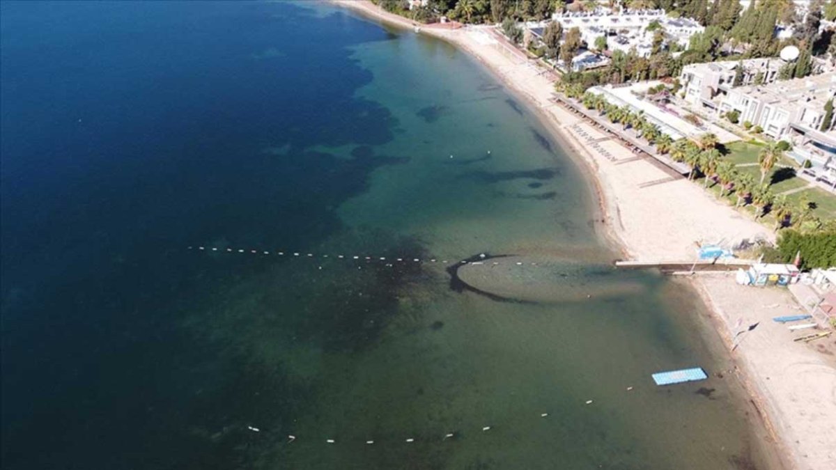 Bodrum'da yağış sonrası denizin rengi değişti, sahilde de kirlilik oluştu