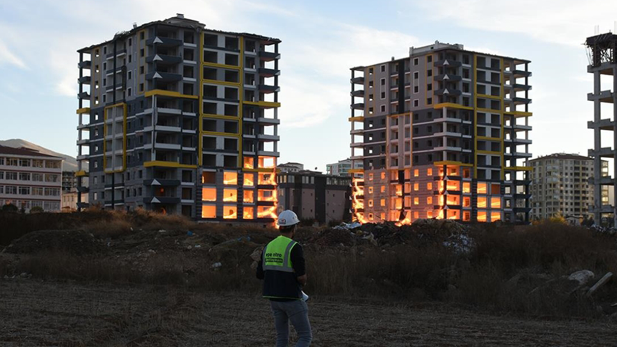 Malatya'da ağır hasarlı iki bina patlayıcı kullanılarak yıkıldı