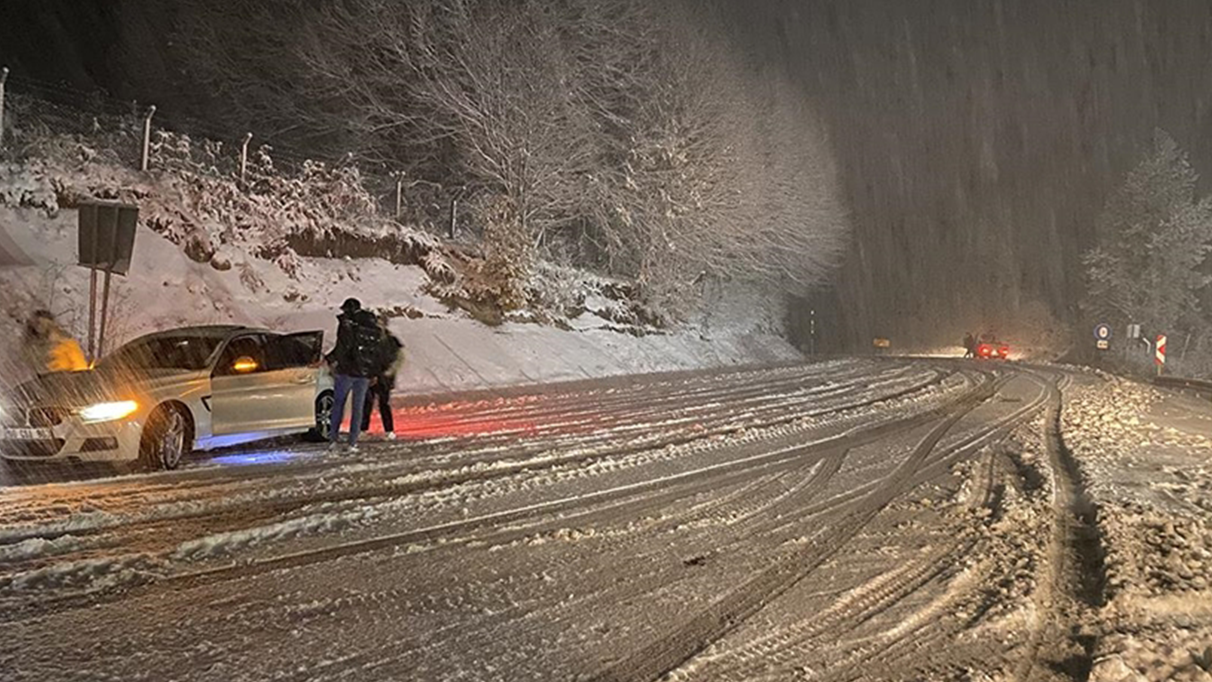 Kütahya'da kar yağışı ulaşımı olumsuz etkiledi