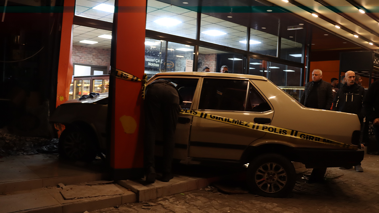 Kontrolden çıkan otomobil kuruyemiş dükkanına daldı: 1 ölü