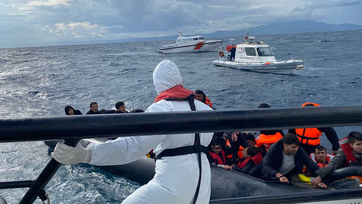 İtalya'ya balıkçı teknesiyle 573 düzensiz göçmen geldi