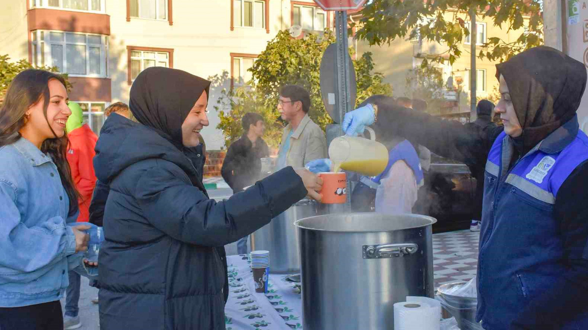 Bardağınla gel, çorba bedava