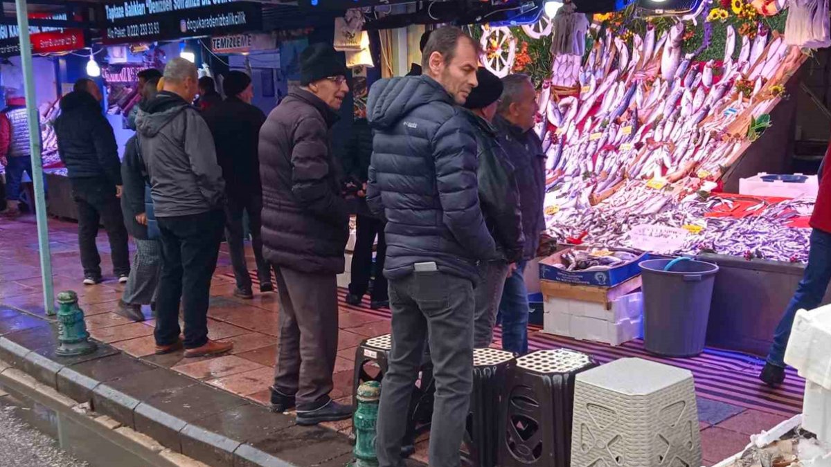 Vatandaşlar soğuğa rağmen balık sırasında