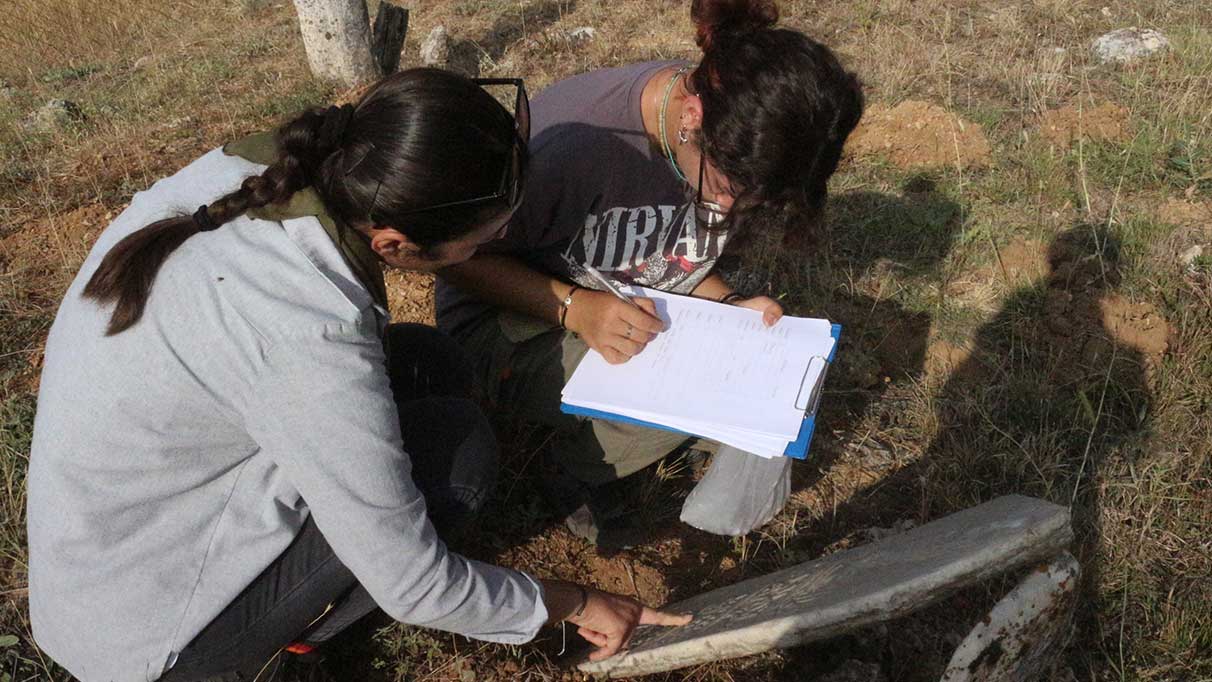 Okunamayan mezar taşlarında geçmişin izleri aranıyor
