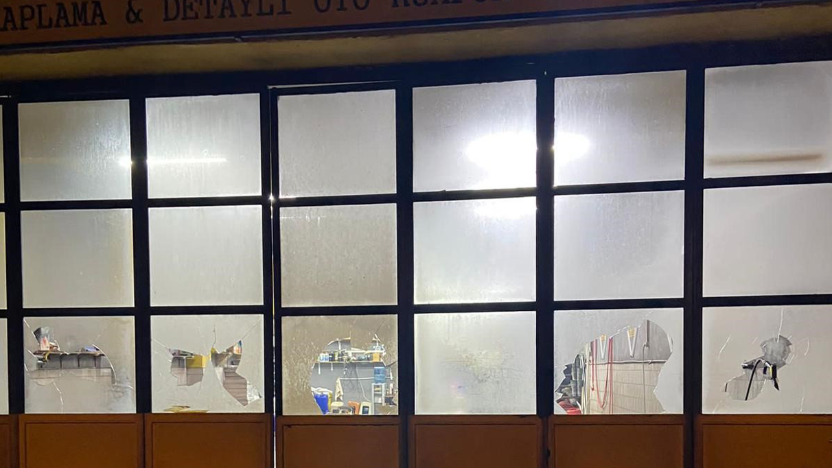 Burdur'da sarhoş baba oğlunun iş yerini taşladı