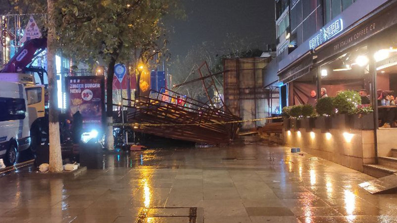 Bağdat Caddesi'nde güvenlik paneli devrildi