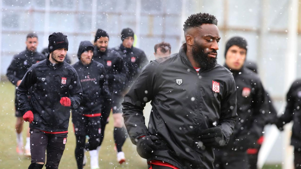 Sivasspor'dan kar altında idman!