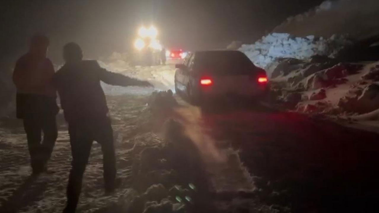 Karda mahsur kalan 18 araç 5 saatin ardından kurtarılabildi