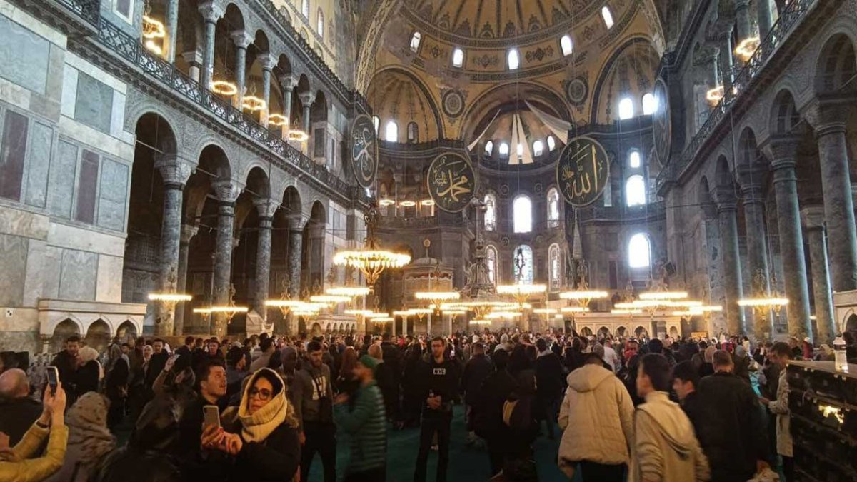 Ayasofya'ya ziyaretçi akını!