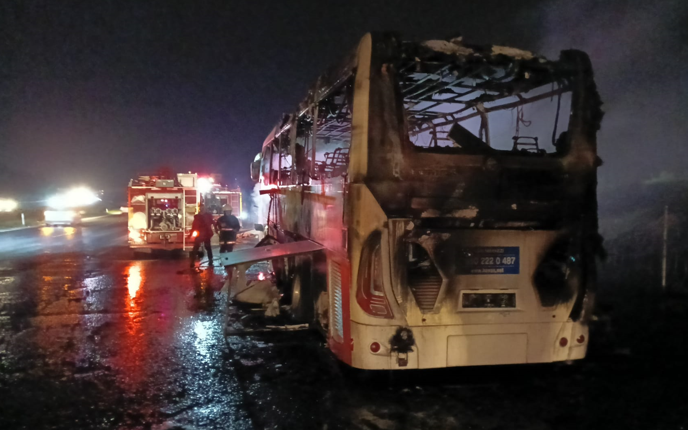 Havalimanı servisi seyir halindeyken yanmaya başladı