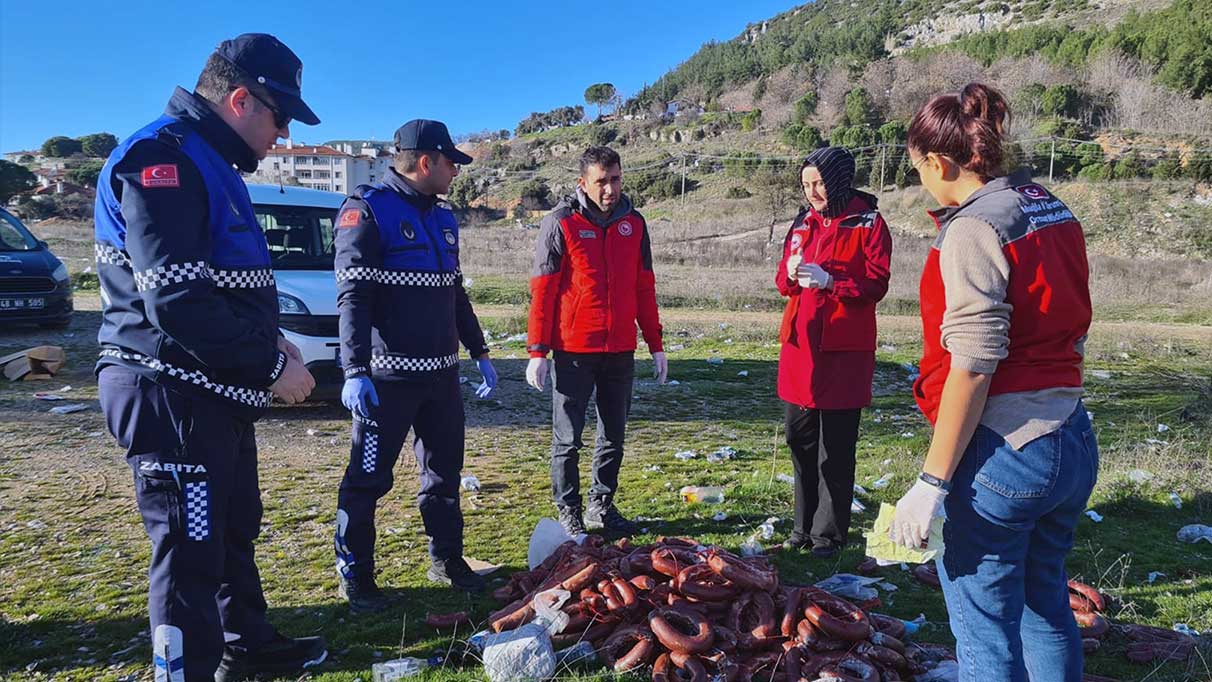 Muğla’da yol kenarına atılan 100 kilo bozuk sucuk imha edildi